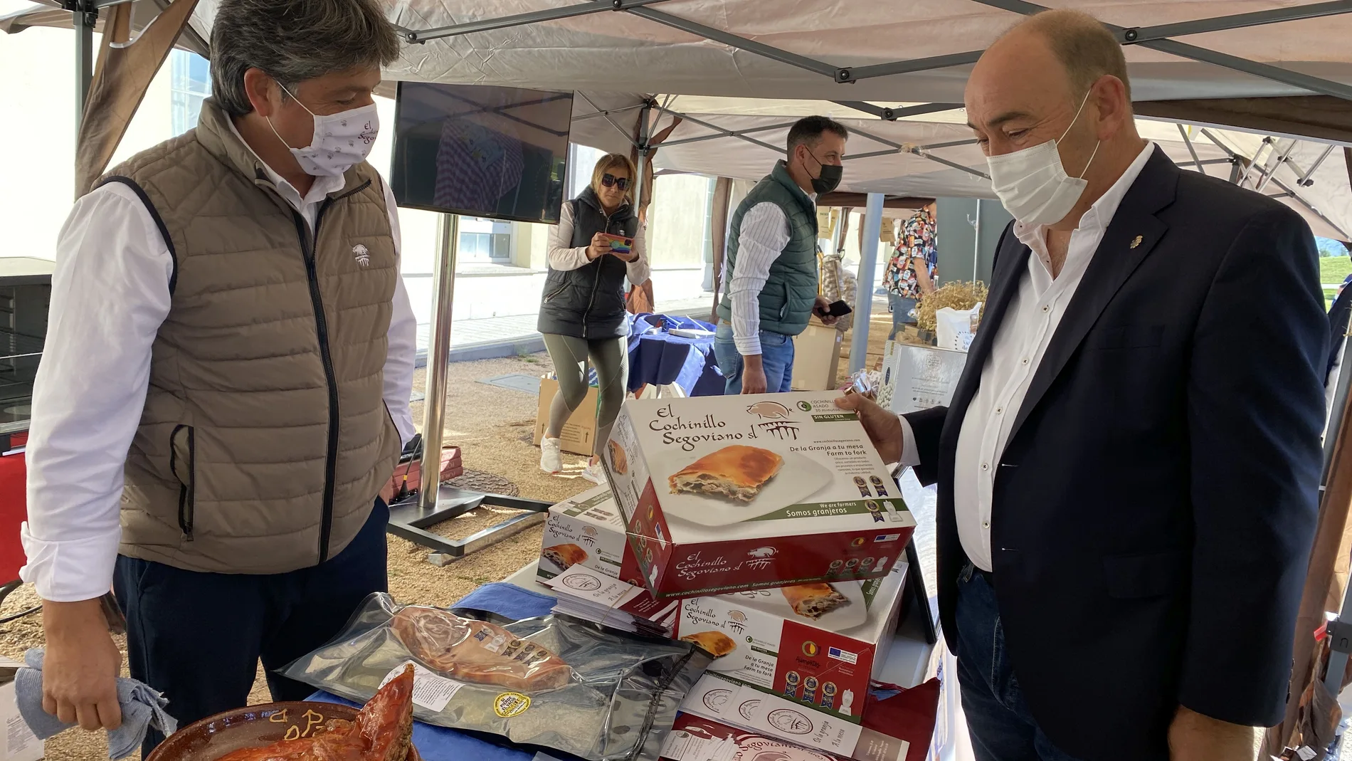 El presidente de la Diputación de Segovia, Miguel Ángel de Vicente, visita uno de los stand de la I Feria de Alimentos de Segovia
