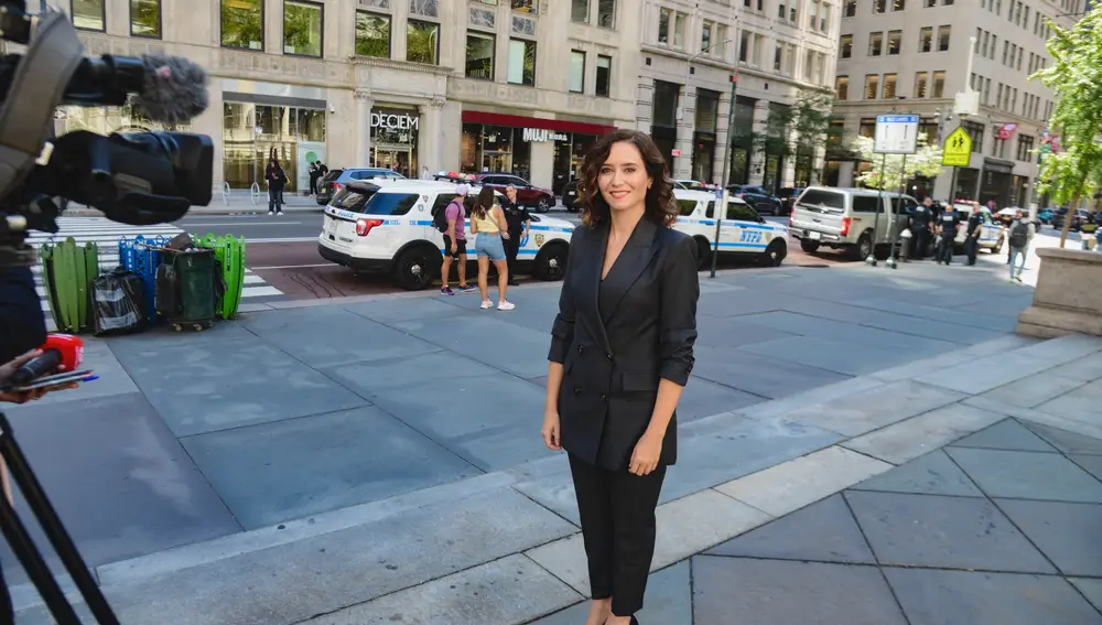 La presidenta de la Comunidad de Madrid, Isabel Díaz Ayuso, en 5th Avenue tras ofrecer la primera rueda de prensa de su viaje institucional a EEUU.