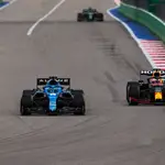 Momento en el que Fernando Alonso superó con su Alpine al Red Bull de Max Verstappen.