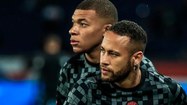 Neymar Jr (R) y Kylian Mbappe