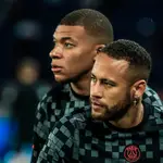 Neymar Jr (R) y Kylian Mbappe