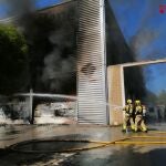 Bomberos de la Generalitat trabajan en un incendio en un almacén de Castelldefels
