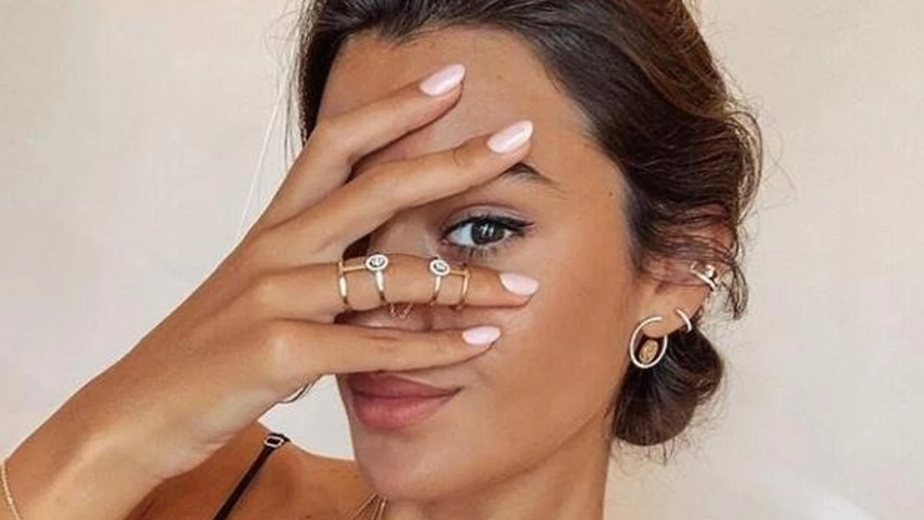 Marta Lozano con anillos en dorado