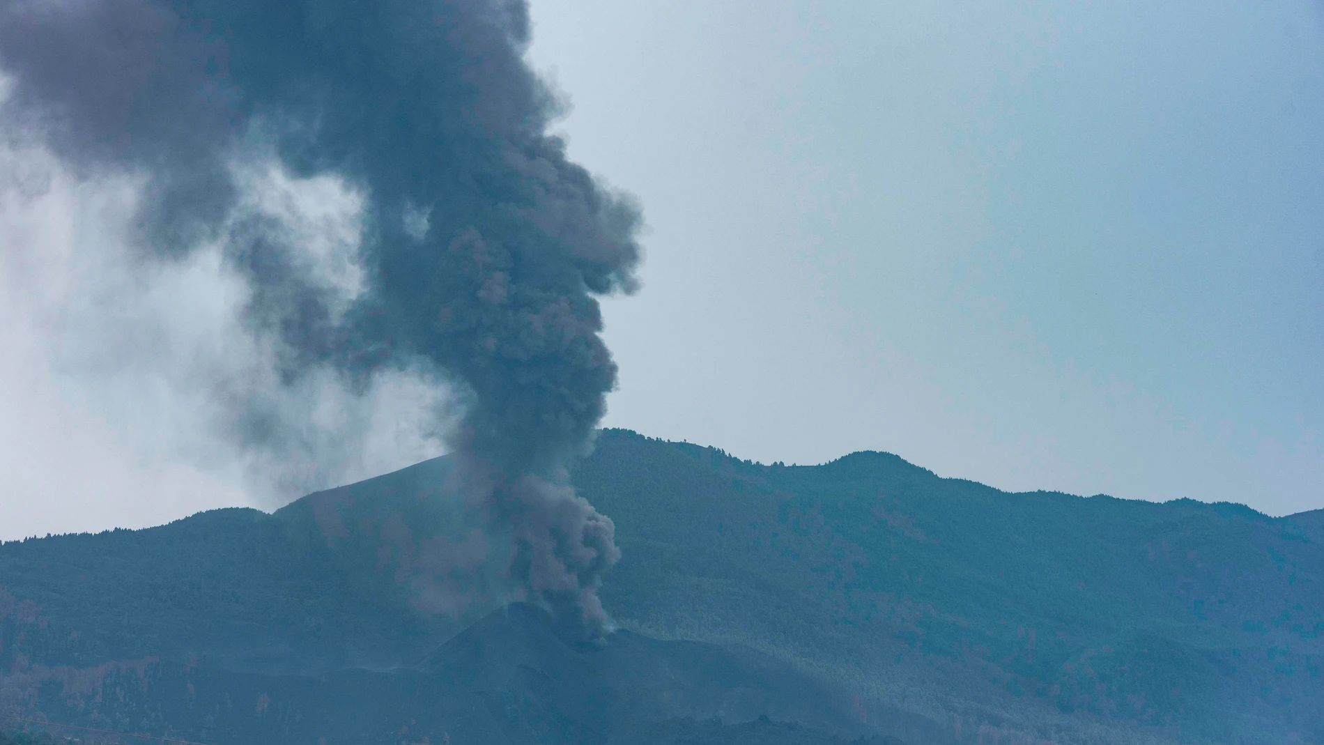 La densa columna de humo y cenizas que arrojaba este lunes el volcan de Cumbre Vieja alcanzaba una considerable altura que se podía observar desde varios kilómetros de distancia.