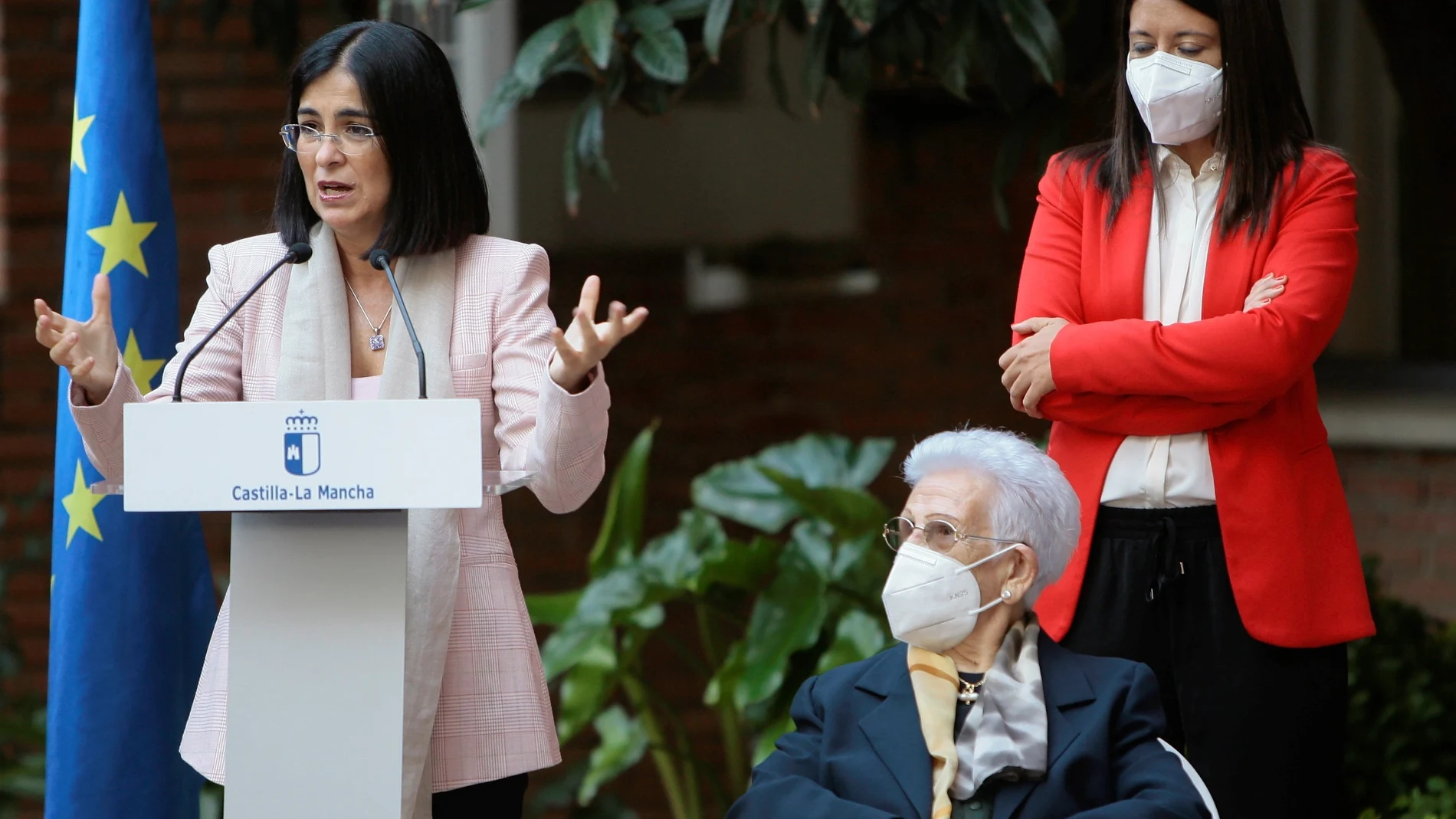 La ministra de Sanidad, Carolina Darias (i), junto a Araceli (d), la nonagenaria que recibió la primera vacuna en España el 27 de diciembre de 2020