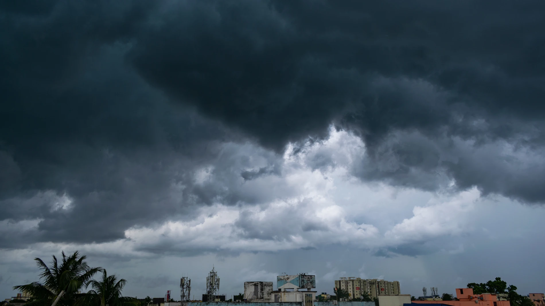 26 September 2021, India, Kolkata: Dark clouds cover the sky over Kolkata due to the tropical cyclonic Gulab. Cyclone Gulab weakened on Monday after claiming three lives, inundating low-lying areas as well as disrupting power supplies in regions along India's south-eastern coast. Photo: Santarpan Roy/ZUMA Press Wire/dpaSantarpan Roy/ZUMA Press Wire/dp / DPA26/09/2021 ONLY FOR USE IN SPAIN