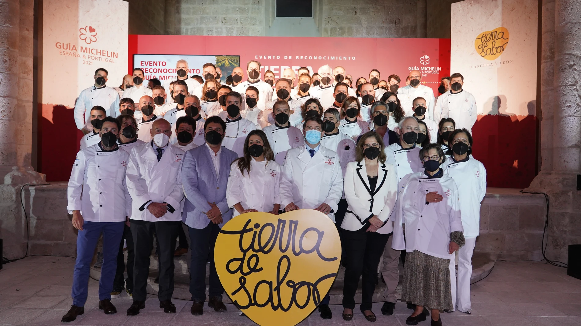 El presidente de la Junta de Castilla y León, Alfonso Fernández Mañueco; el consejero de Agricultura, Ganadería y Desarrollo Rural, Jesús Julio Carnero; la presidenta de Michelín en España y Portugal, María Paz Robina; y el director de ventas y marketing de Michelin Food & Travel España y Portugal, Miguel Pereda; junto a los 85 chefs de Castilla y León reconocidos