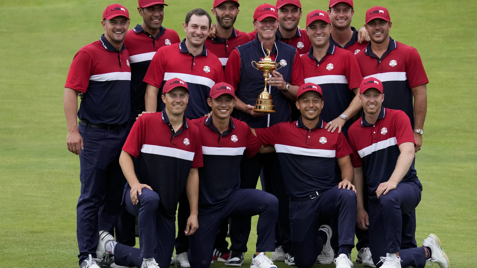 El equipo estadounidense posa con el trofeo después de ganar la Ryder Cup.