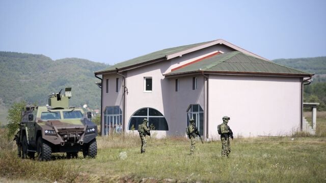 Soldados serbios patrullan cerca de la localidad de Rudnica, Serbia, en la frontera con Kosovo