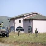Soldados serbios patrullan cerca de la localidad de Rudnica, Serbia, en la frontera con Kosovo