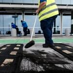 Operarias del Aeropuerto de La Palma limpian de ceniza el exterior