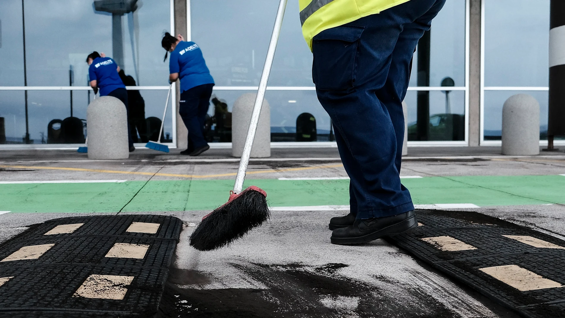Operarias del Aeropuerto de La Palma limpian de ceniza el exterior