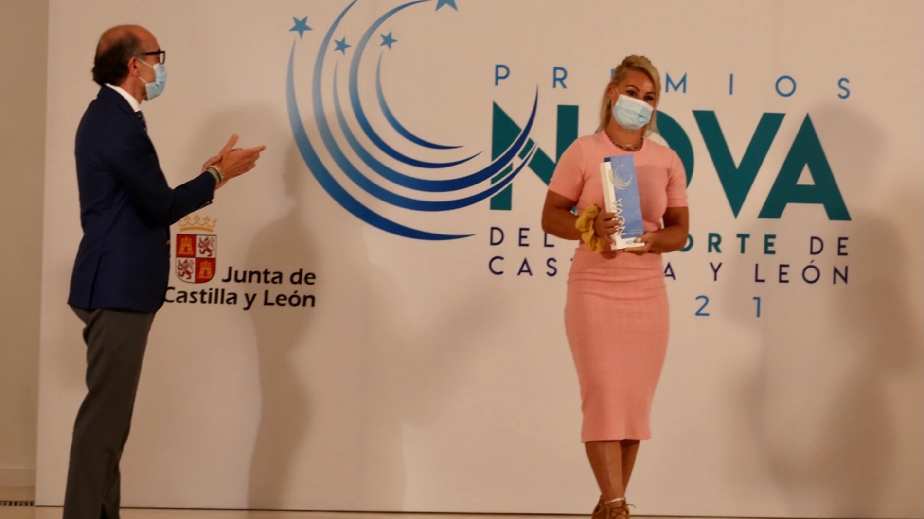 Javier Ortega entrega el Premio a Lydia Valentín
