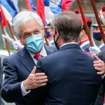 El presidente de Chile, Sebastián Piñera), abraza a su homólogo uruguayo Luis Lacalle Pou, en Montevideo (Uruguay)