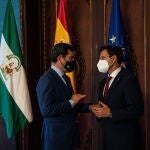 El presidente de la Junta de Andalucía, Juanma Moreno (i), con el alcalde de Granada, Francisco Cuenca en el Palacio de San Telmo en Sevilla