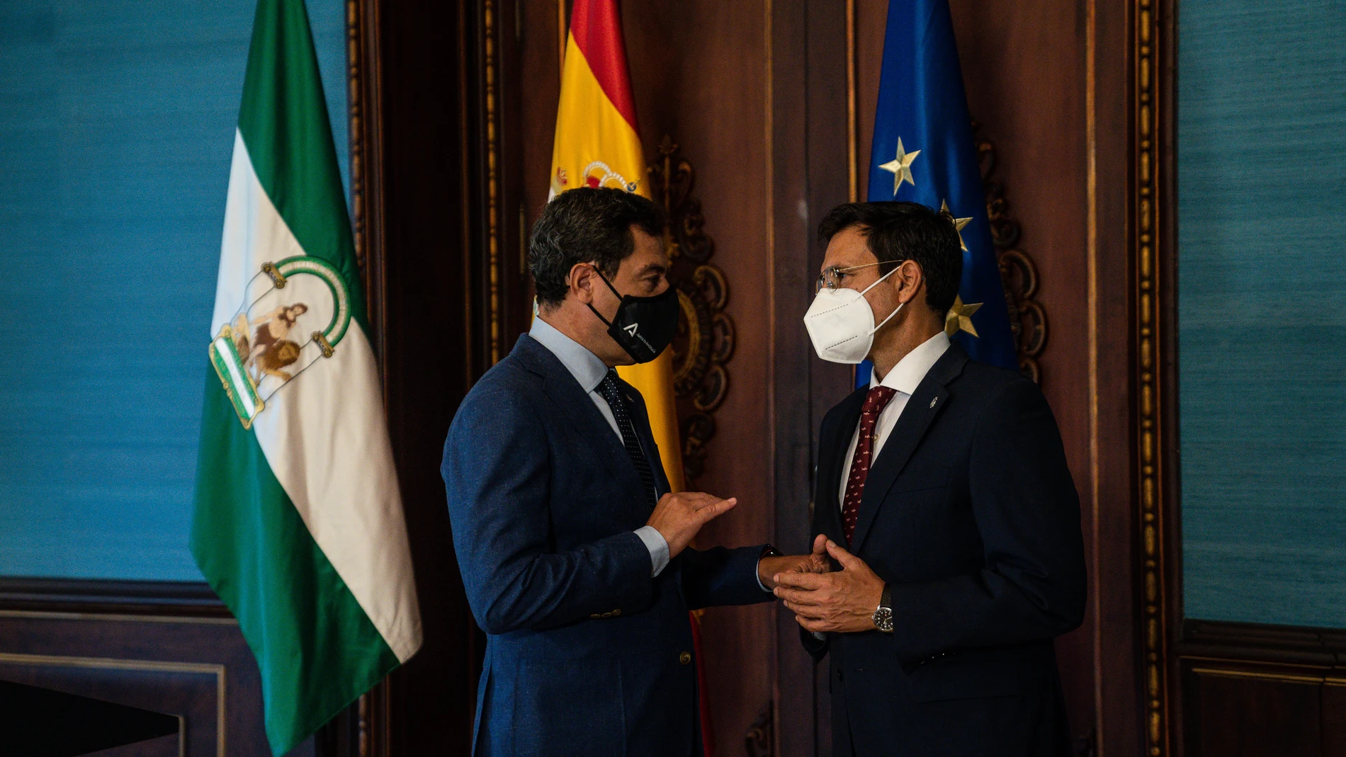 El presidente de la Junta de Andalucía, Juanma Moreno (i), con el alcalde de Granada, Francisco Cuenca en el Palacio de San Telmo en Sevilla