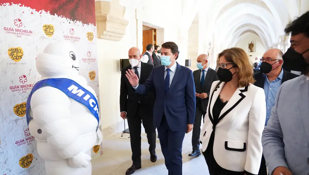 El presidente de la Junta de Castilla y León, Alfonso Fernández Mañueco, junto al consejero de Agricultura, Ganadería y Desarrollo Rural, Jesús Julio Carnero; la presidenta de Michelín en España y Portugal, María Paz Robina; y el director de ventas y marketing de Michelin Food & Travel España y Portugal, Miguel Pereda