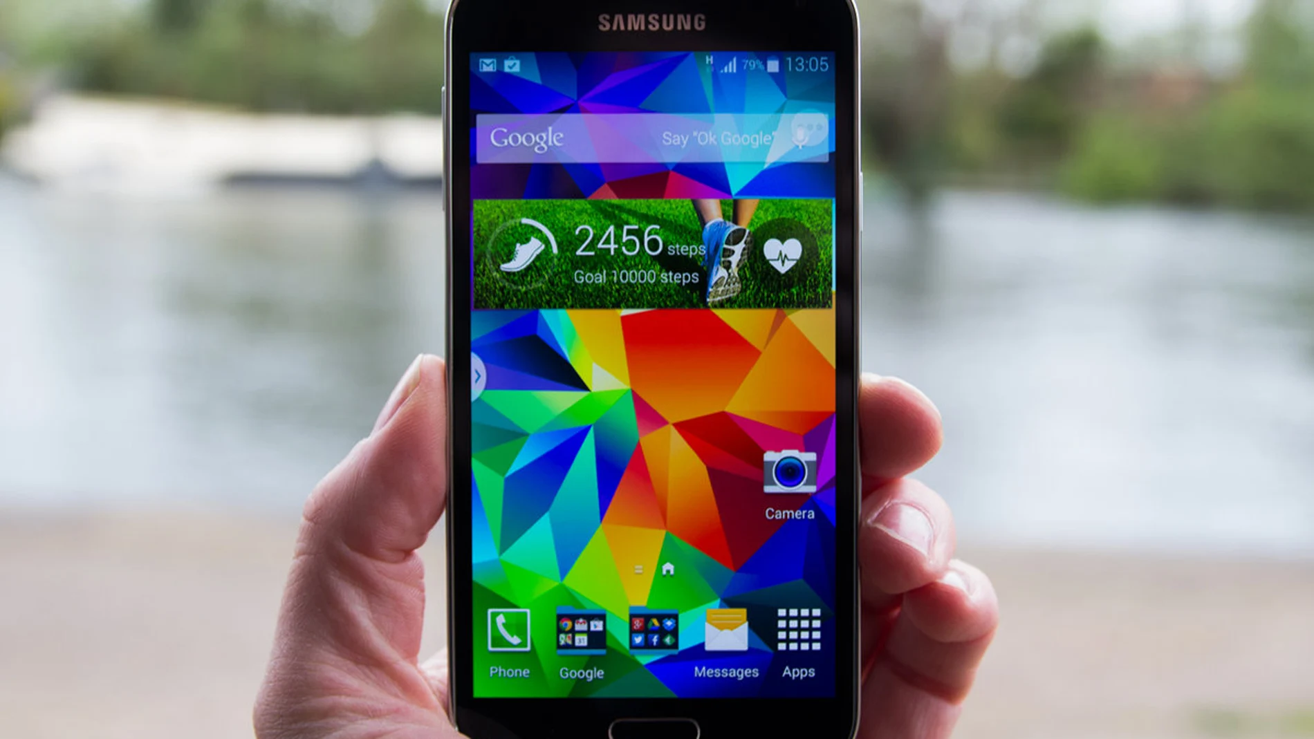 Con la nueva normativa que quiere sacar adelante la Comisión Europea, móviles como éste Samsung Galaxy S5 de 2014 aún estaría al día.