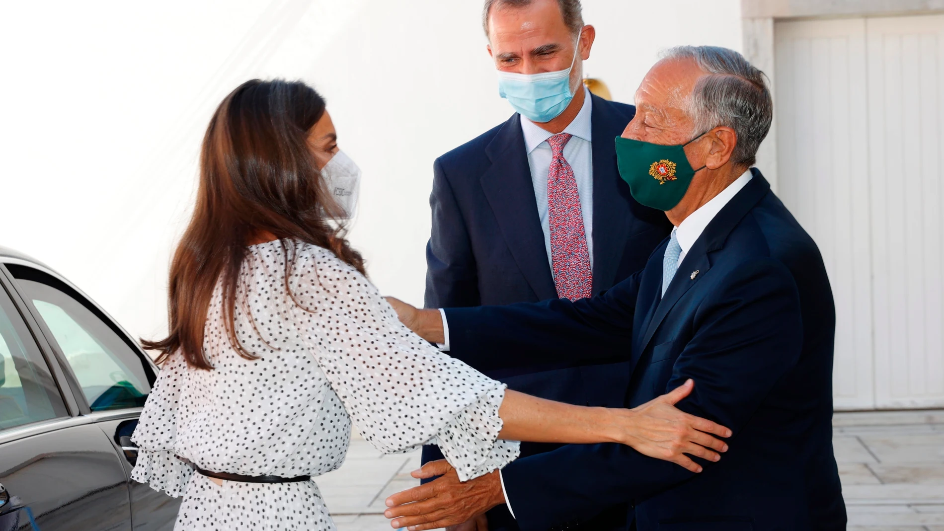 El rey Felipe VI (c) y la reina Letizia (i) saludan al presidente de Portugal, Marcelo Rebelo de Sousa (d) a su llegada a la Plaza de la Ciudadela en Cascáis (Portugal).