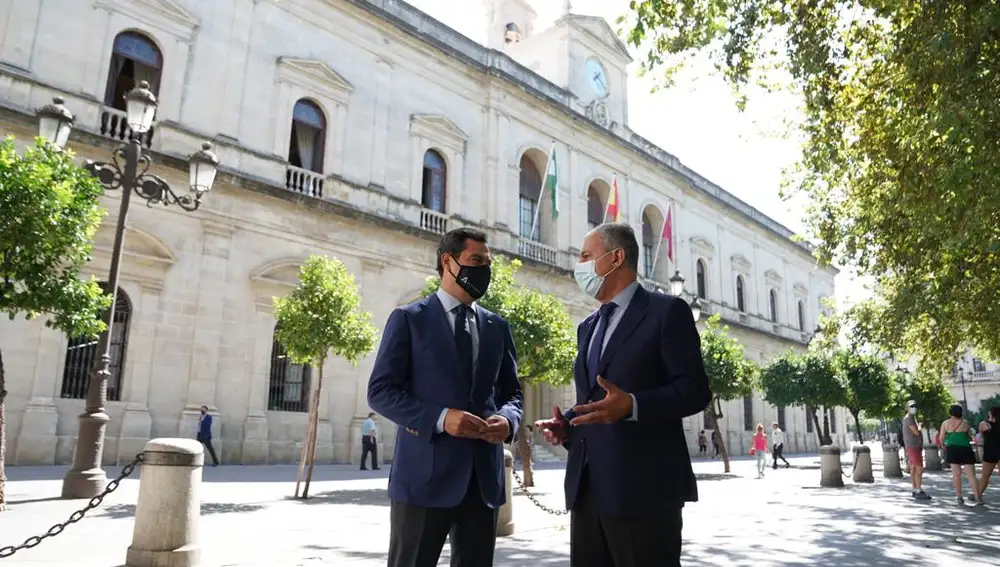 El presidente de la Junta, Juanma Moreno, y el ex alcalde de Tomares y senador, José Luis Sanz, futuro alcaldable en Sevilla
