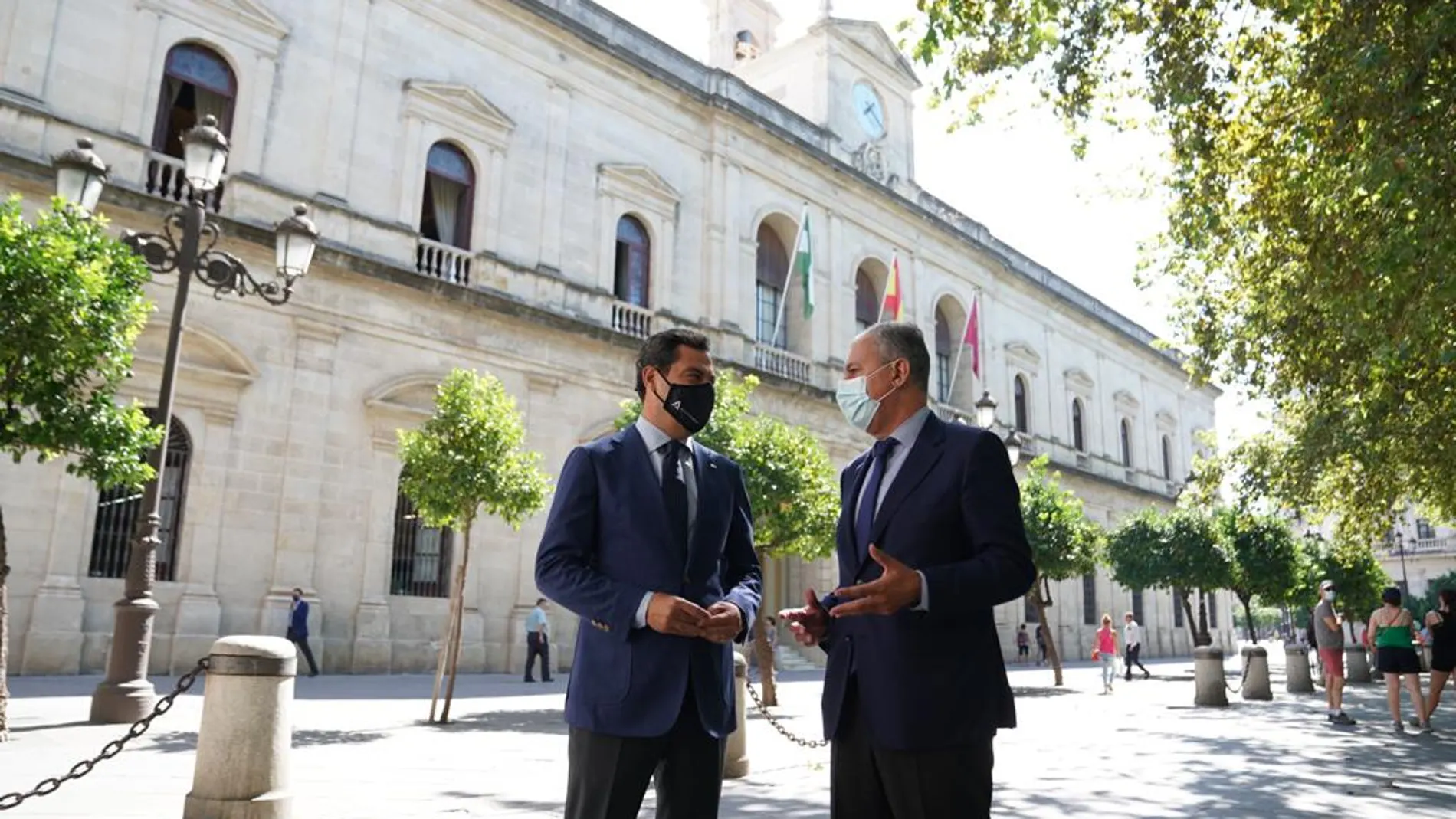 El presidente de la Junta, Juanma Moreno, y el ex alcalde de Tomares y senador, José Luis Sanz, futuro alcaldable en Sevilla