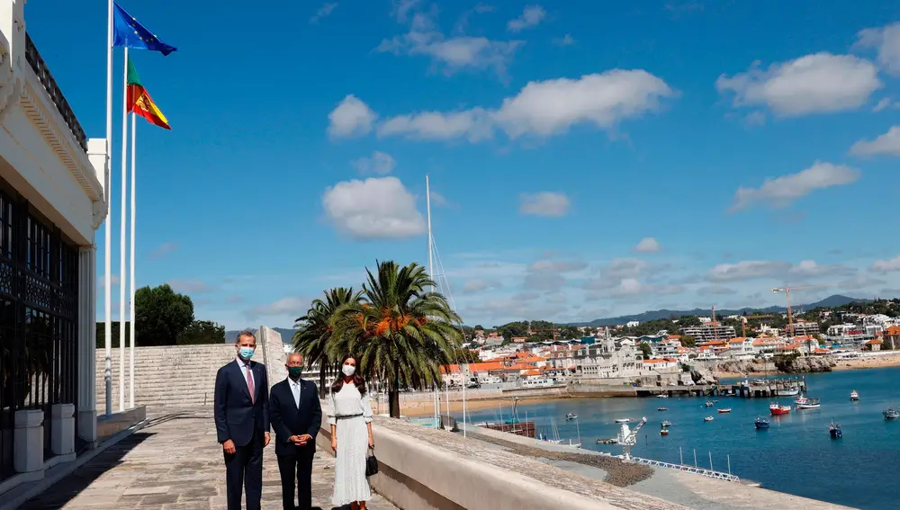 El rey Felipe VI (i) y la reina Letizia (d) junto al presidente de Portugal, Marcelo Rebelo de Sousa (c) a su llegada a la Plaza de la Ciudadela en Cascáis (Portugal).