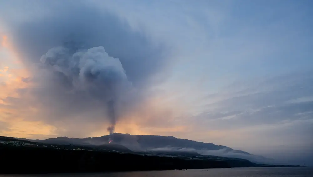 Columnas de humo y cenizas emergen del volcán en una imagen tomada este martes desde la localidad de Tazacorte
