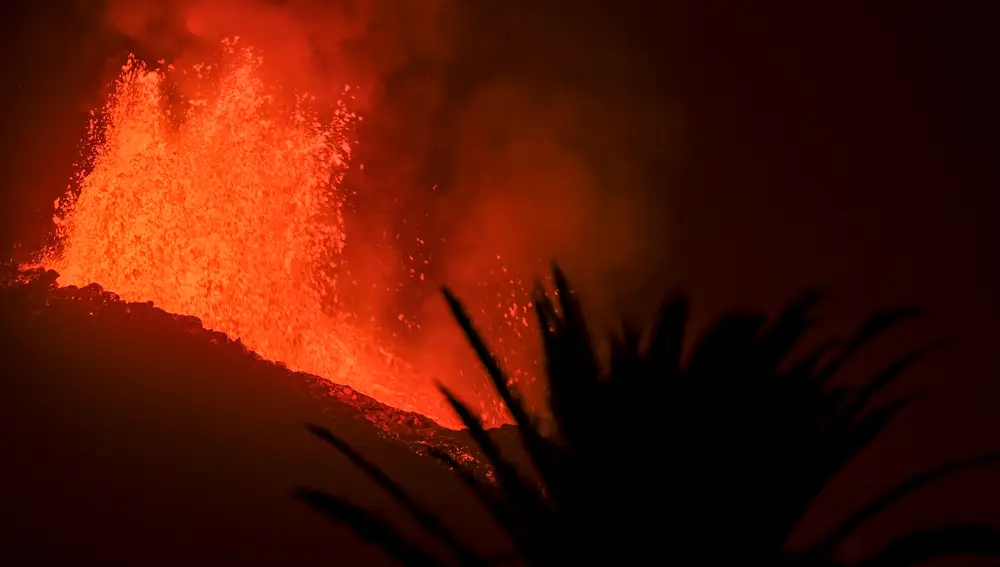 La nueva colada de lava del volcán de la isla española de La Palma, más fluida que las anteriores, avanza rápidamente