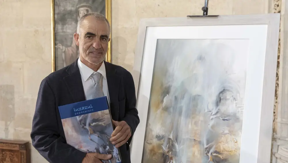 El artista Pepe Carazo con su publicación