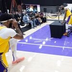 Anthony Davis saca una foto a LeBron James en el Media Day de Los Angeles Lakers
