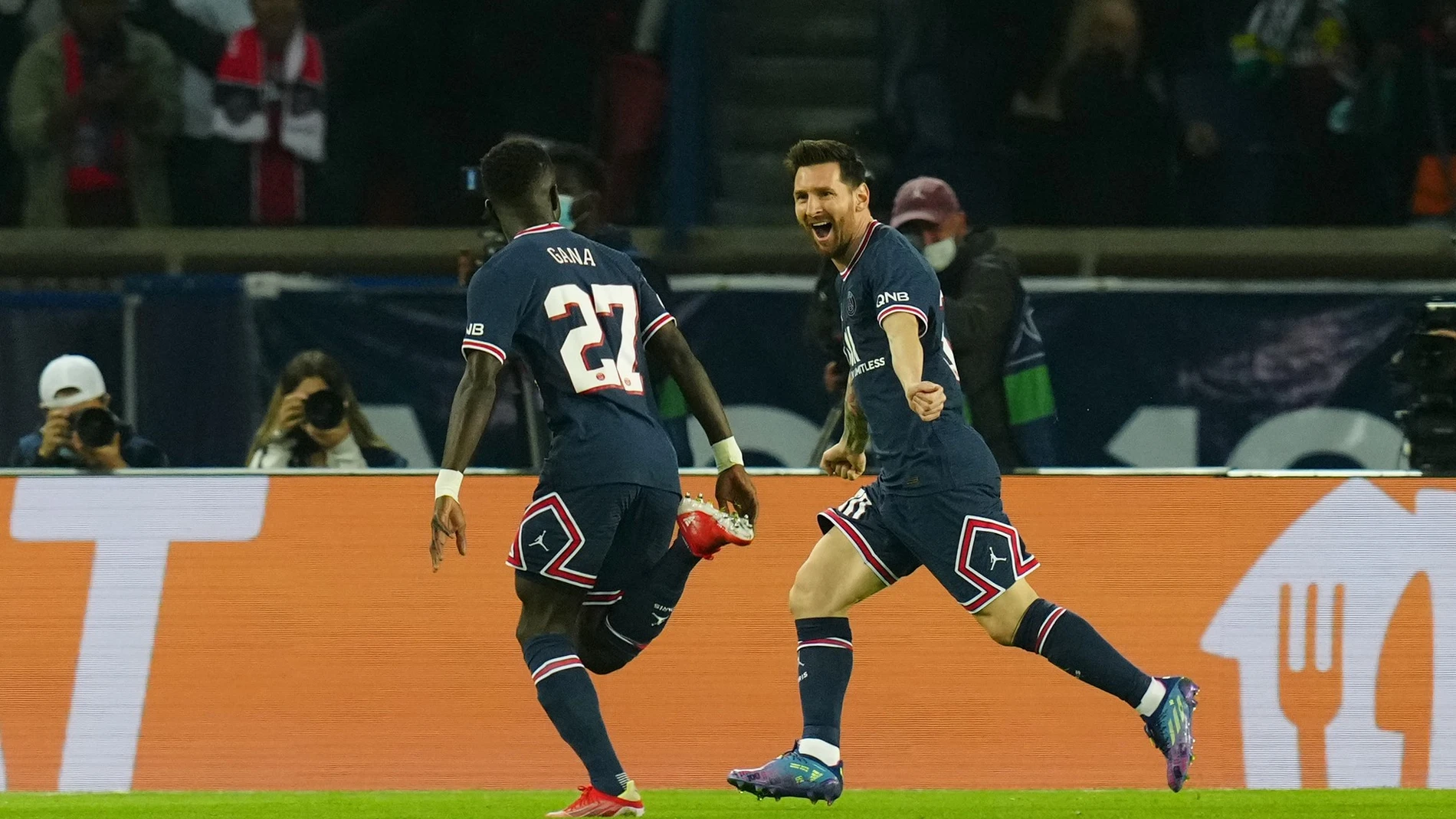 Idrissa Gueye con Messi durante un partido del PSG.