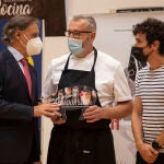 Carlos García Carbayo dialoga con el ganador, el cocinero Ferrán Pols