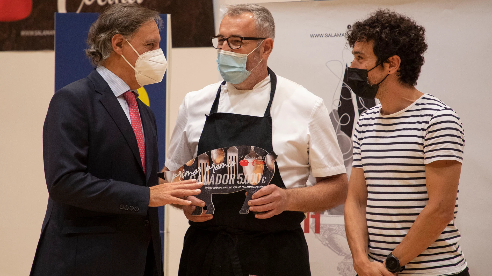 Carlos García Carbayo dialoga con el ganador, el cocinero Ferrán Pols