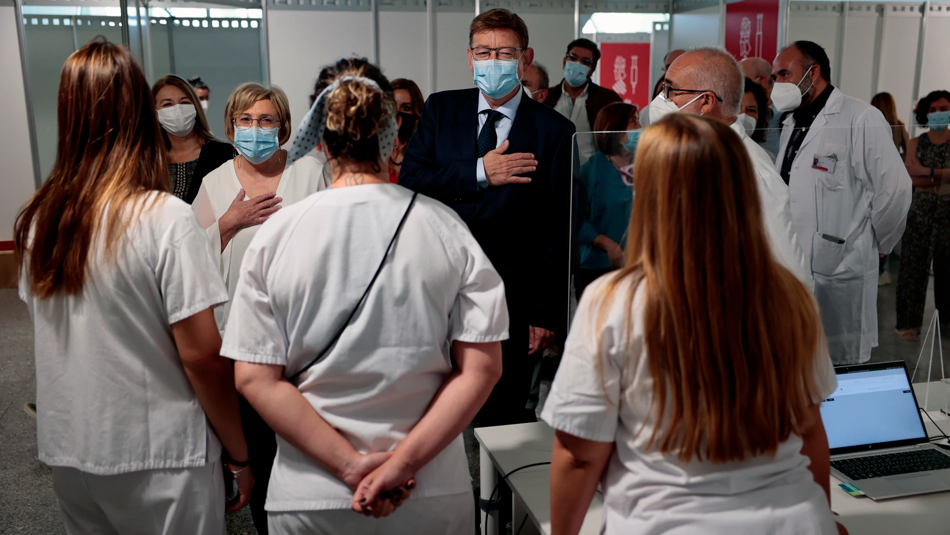 El president de la Generalitat, Ximo Puig, en la imagen, junto a la consellera de Sanidad, Ana Barceló, asiste a la clausura de los puntos de vacunación masiva contra la covid-19 en la Comunitat Valenciana
