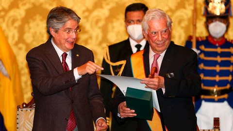 QUI01. QUITO (ECUADOR) 27/09/2021.- El presidente Guillermo Lasso (i), condecoró hoy lunes, en el Palacio de Gobierno, en Quito (Ecuador), con medalla al "mérito en Orden de Gran Cruz", al escritor peruano Mario Vargas Llosa (d), por su aporte a la difusión y promoción de la literatura. EFE/ José Jácome