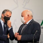 El consejero de Presidencia, Elías Bendodo (i) junto al consejero de Salud y Familias, Jesús Aguirre (d), durante la rueda de prensa posterior a la reunión del Consejo de Gobierno de la Junta de Andalucía