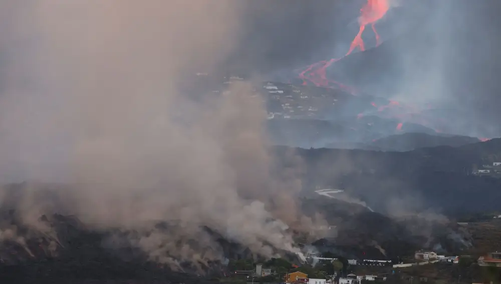 Flujos de lava y humo se eleva tras la erupción de un volcán en la isla canaria de La Palma