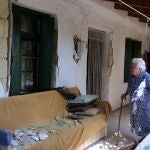 Una anciana en el pueblo Archontiko observa los daños producidos en su casa por el terremoto del pasado 27 de septiembre
