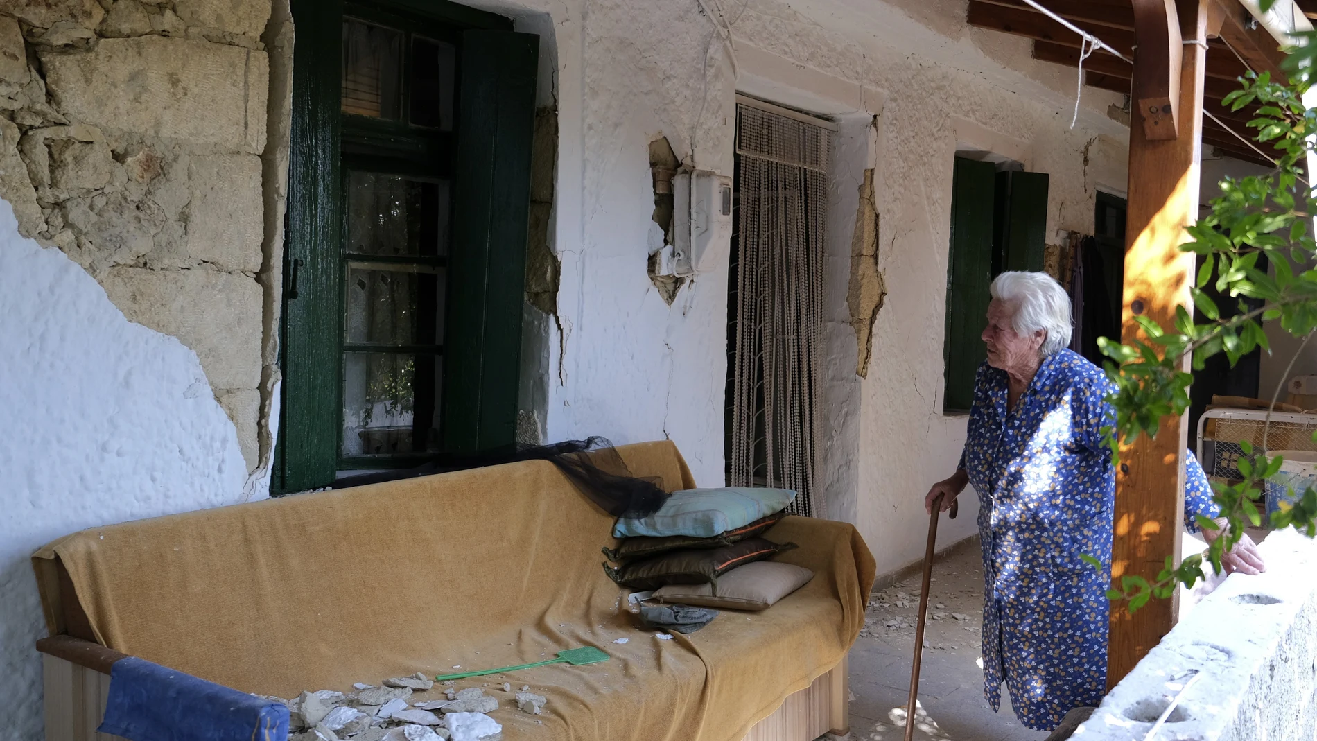 Una anciana en el pueblo Archontiko observa los daños producidos en su casa por el terremoto del pasado 27 de septiembre