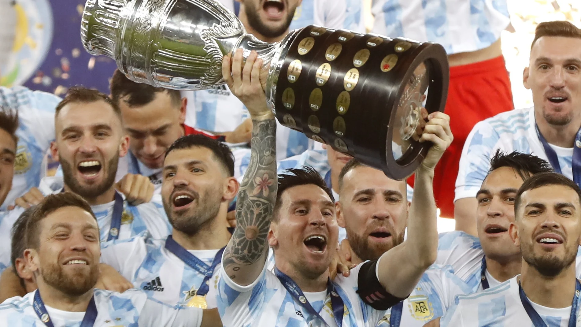 Messi, con el trofeo de campeón de América