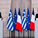 El primer ministro griego Kyriakos Mitsotakis con Emmanuel Macron tras firmar el acuerdo