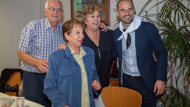 El alcalde de Majadahonda, con un grupo de personas de la localidad