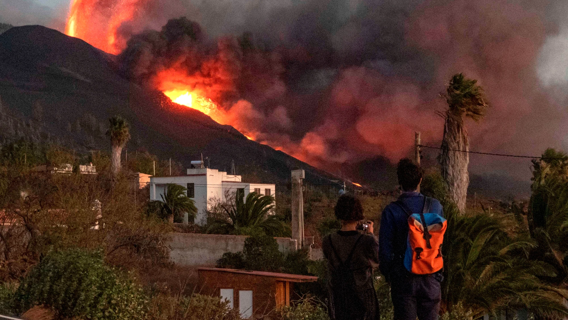 Una pareja observa la erupción del volcán Cumbre Vieja de La Palma en septiembre de 2021