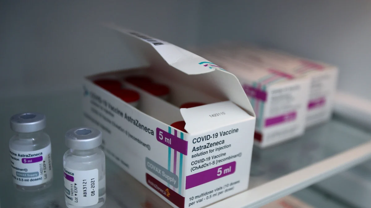 AstraZeneca admite que su vacuna contra la Covid puede provocar trombosis en 