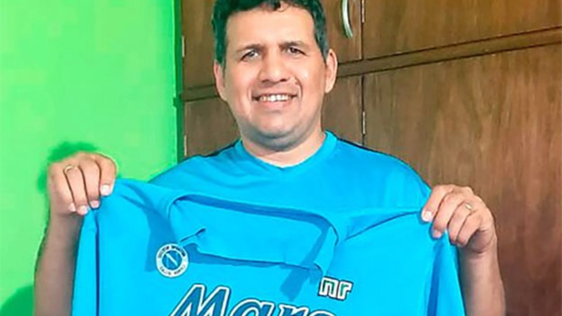 Hernán Florentín posa con la camiseta del Nápoles que le regaló Diego Maradona.