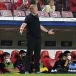Koeman, durante el partido contra el Benfica
