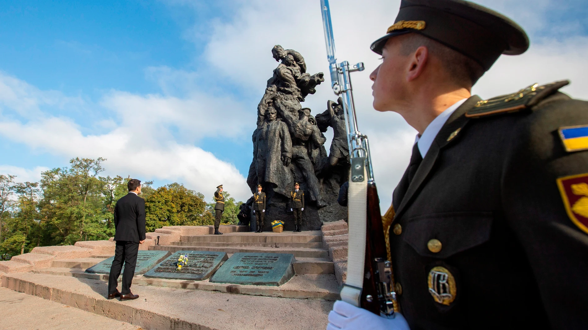 29/09/2021- Hace solo 5 meses, el presidente de Ucrania, Volodimir Zelenski, protagonizó una ofrenda floral ante el monumento a las víctimas de la masacre nazi en Babi Yar, Kiev, Ucrania.