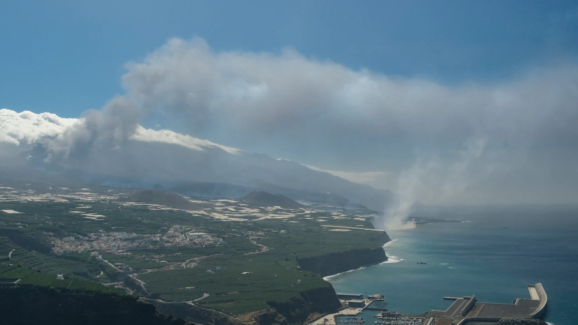 La colada del volcán de La Palma, que llegó al mar la pasada noche, ha formado un pequeño delta de lava.