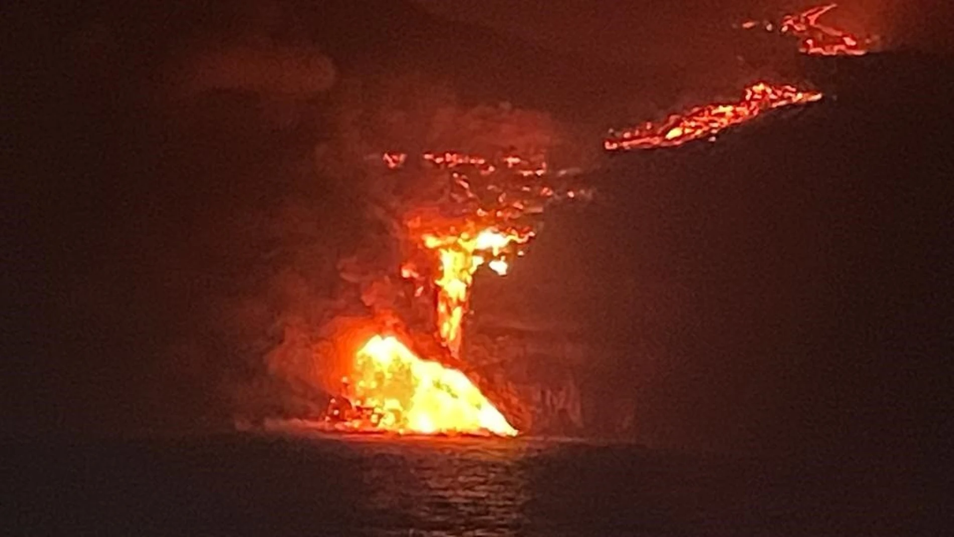 La colada de lava en el momento en que alcanza el mar en la isla de La Palma, en una imagen tomada desde el buque oceanográfico Ramón Margalef