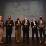 Los galardonados, de izda. a dcha., Gonzalo García-Pelayo; J. Manuel Martín Robles, de la Fundación Ibáñez Cosentino; Silvia Sanz; Gabriel Olivencia, de Olivencia Group; Álvaro Valera; y Javier Menéndez, por parte de la Maestranza